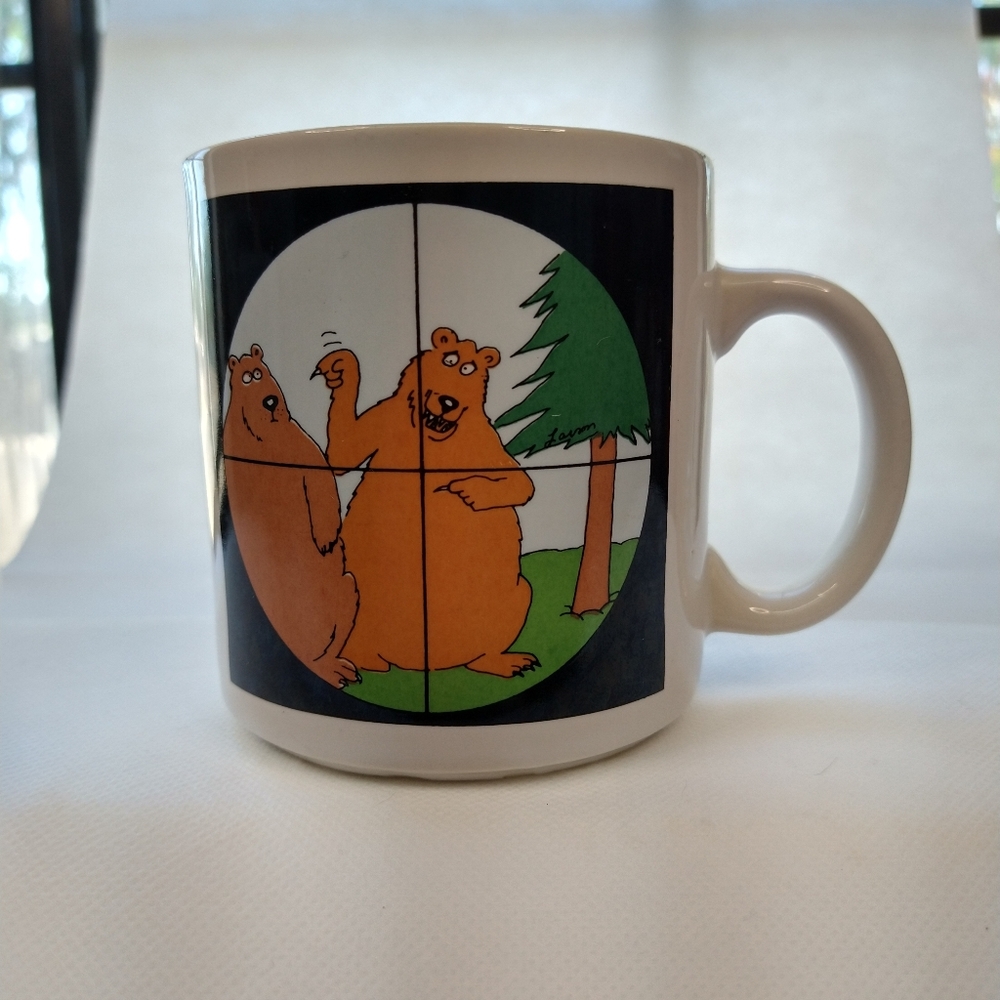 1981 THE FAR SIDE COFFEE MUG - BEAR IN CROSS HAIRS